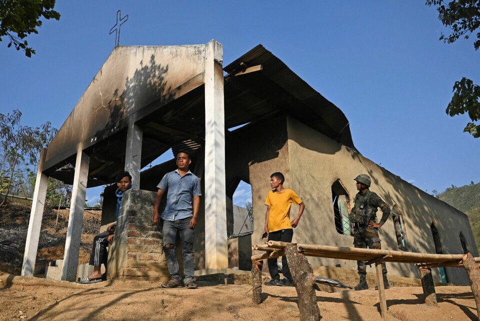En utbrent kirke på en bakketopp i den indiske delstaten Manipur. Volden er ikke bare resultat av en konflikt mellom folkegrupper. Det er også en religiøs konflikt, og det er kristne samfunn som rammes av en uforholdsmessig stor andel av volden, mener forfatterne av innlegget. India kirkebranner