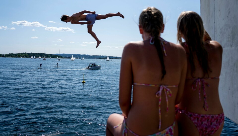 Havvarsel.no varslet over 24 grader innerst i Oslofjorden i sommer. Badetemperaturene kan trolig bli enda høyere i årene som kommer, på grunn av klimaendringene, mener Meteorologisk institutt. Bildet er tatt på Tjuvholmen i Oslo i juni. Havvarsel.no varslet over 24 grader innerst i Oslofjorden i sommer. Badetemperaturene kan trolig bli enda høyere i årene som kommer, på grunn av klimaendringene, mener Meteorologisk institutt. Bildet er tatt på Tjuvholmen i Oslo i juni.