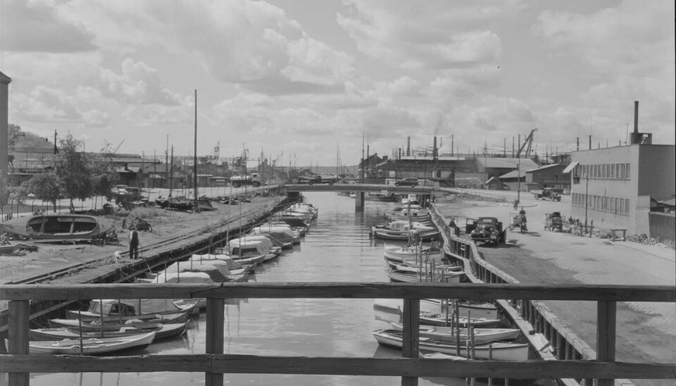 Båthavna ned mot Akerselvas utløp 1948. Båthavna sett fra en bru. Lett overskyet himmel i bakgrunnen.
