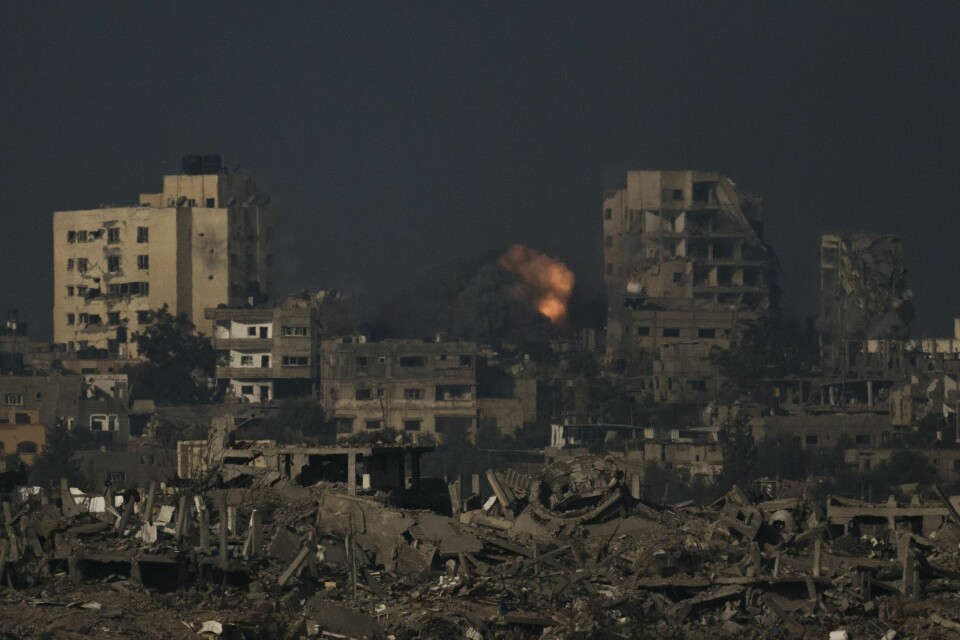 En eksplosjon i Gaza etter et israelsk angrep torsdag. Fredag morgen ble en midlertidig våpenhvile innledet. Flere hjelpeorganisasjoner sier den midlertidige våpenhvilen som er inngått mellom Israel og Hamas på Gazastripen, er for kort. Foto: Leo Correa / AP / NTB