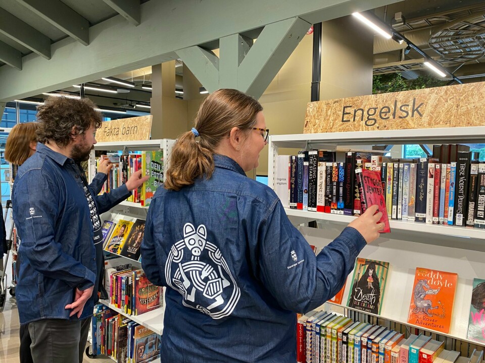 Bøkene settes på plass i det nye biblioteket i Madla bydel. Bøkene settes på plass i det nye biblioteket i Madla bydel.