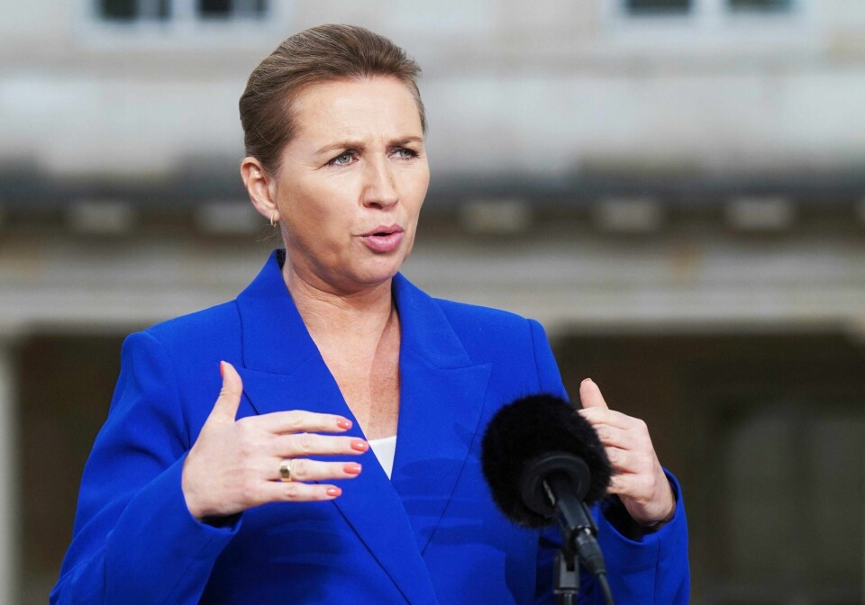 Politikere skal ikke plukke ut noen yrker som skal få mer i lønnsøkning enn andre, mener artikkelforfatterne. På bildet Danmarks statsminister Mette Frederiksen, som har foreslått at blant andre lærere og helsearbeidere skal få et lønnsløft. Mette Frederiksen, statsminister i Danmark.