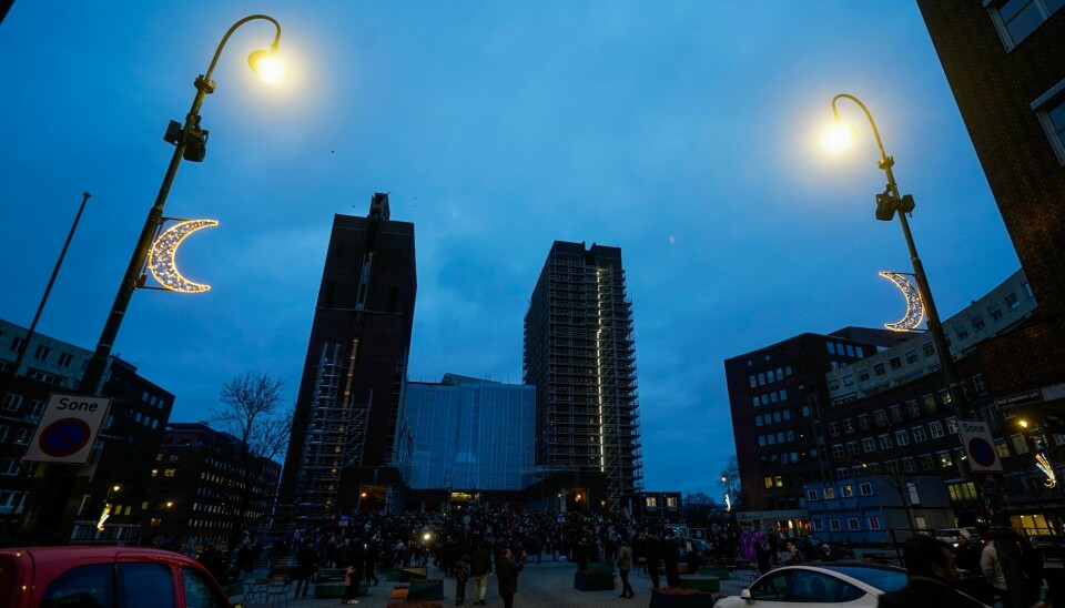 I år ble den muslimske høytiden ramadan markert med lysende halvmåner utenfor Oslo rådhus. Det er første gang kommunen står for en slik offentlig markering av en ikke-kristen religiøs høytid. (LØRDAG) Foto: Terje Pedersen / NTB
