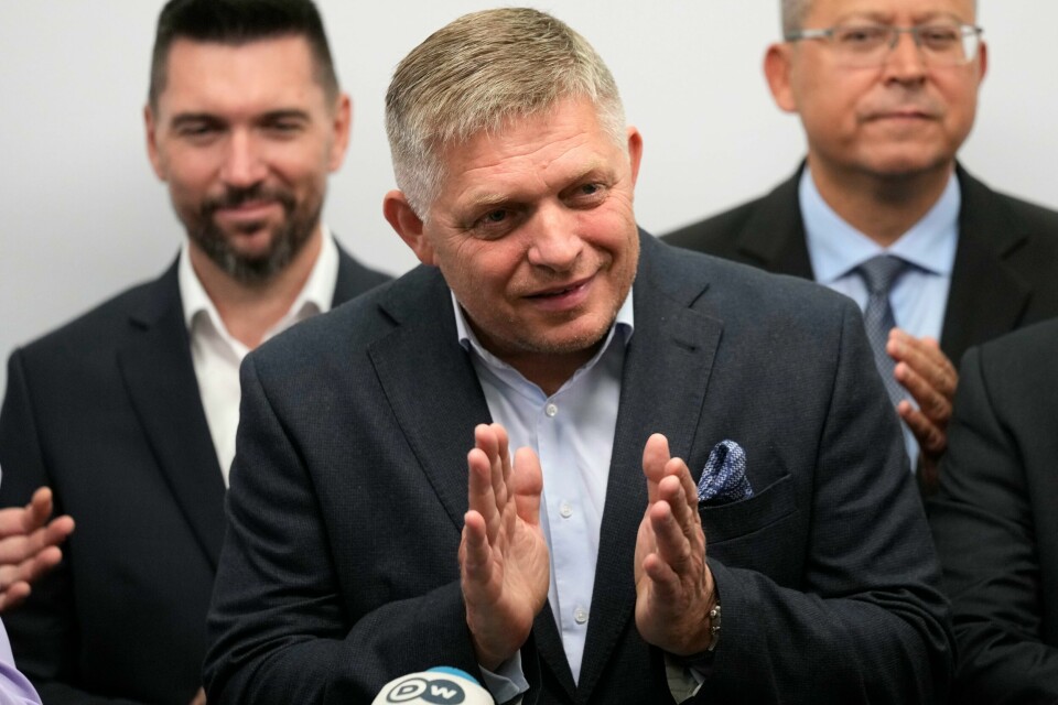 Smer-partiets formann Robert Fico kunne smile etter at valgresultatet i Slovakia var klart. Det populistiske partiet Smer-SD og eksstatsminister Robert Fico fikk flest stemmer i valget i Slovakia. Foto: Darko Bandic / AP / NTB