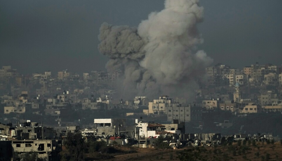 Røyk stiger fra Gazastripen etter et israelsk luftangrep onsdag. Røyk stiger fra Gazastripen etter et israelsk luftangrep onsdag. Foto: Leo Correa / AP / NTB