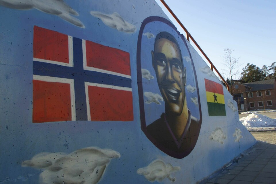 Veggmaleriet til minne om Benjamin Hermansen på Holmlia skole. Veggmaleriet til minne om Benjamin Hermansen på Holmlia skole.