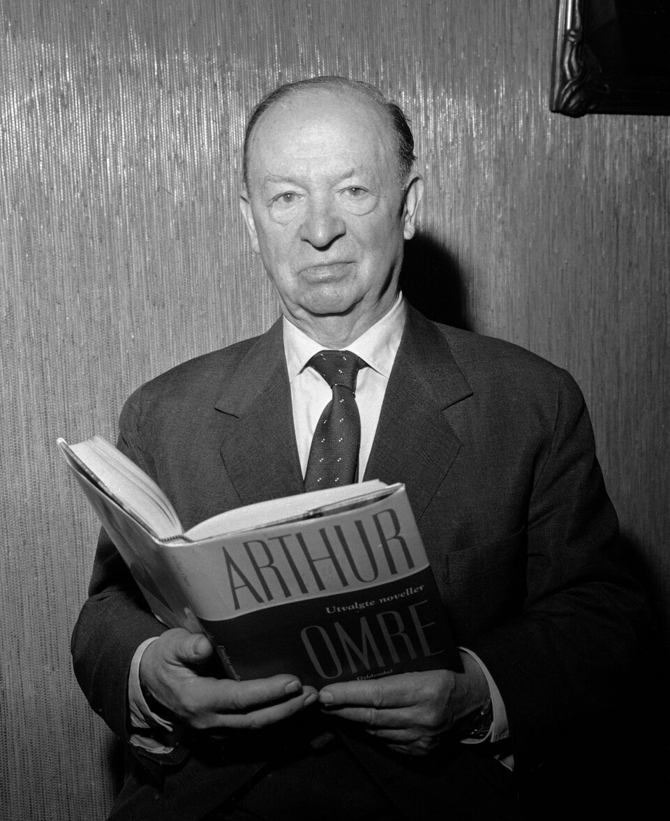 Arthur Omre var spritsmugleren som ble tatt, og som seinere ble en populær forfatter Her med sin bok «Utvalgte noveller» i 1961. Hvem som skal spille Omre i den nye TV 2-serien er ikke kjent. Arthur Omre var spritsmugleren som ble tatt, og som seinere ble en populær forfatter Her med sin bok «Utvalgte noveller» i 1961. Hvem som skal spille Omre i den nye TV 2-serien er ikke kjent.