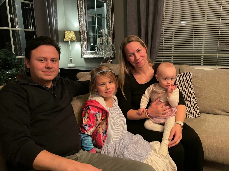 Molly sammen med pappa Erik, mamma Charlotte og storesøster Stella. Mo