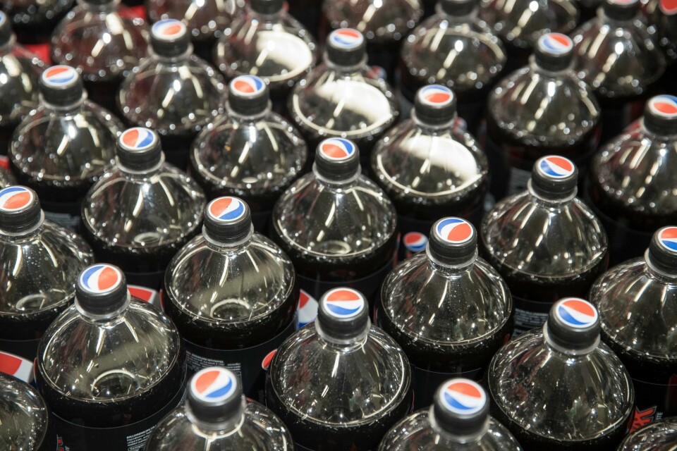 Snart vil Pepsi MAX-flaskene få nye korker. Hver tredje liter brus solgt i norske butikker i fjor, var Pepsi Max, ifølge brus- og ølprodusenten Ringnes. Foto: Terje Pedersen / NTB