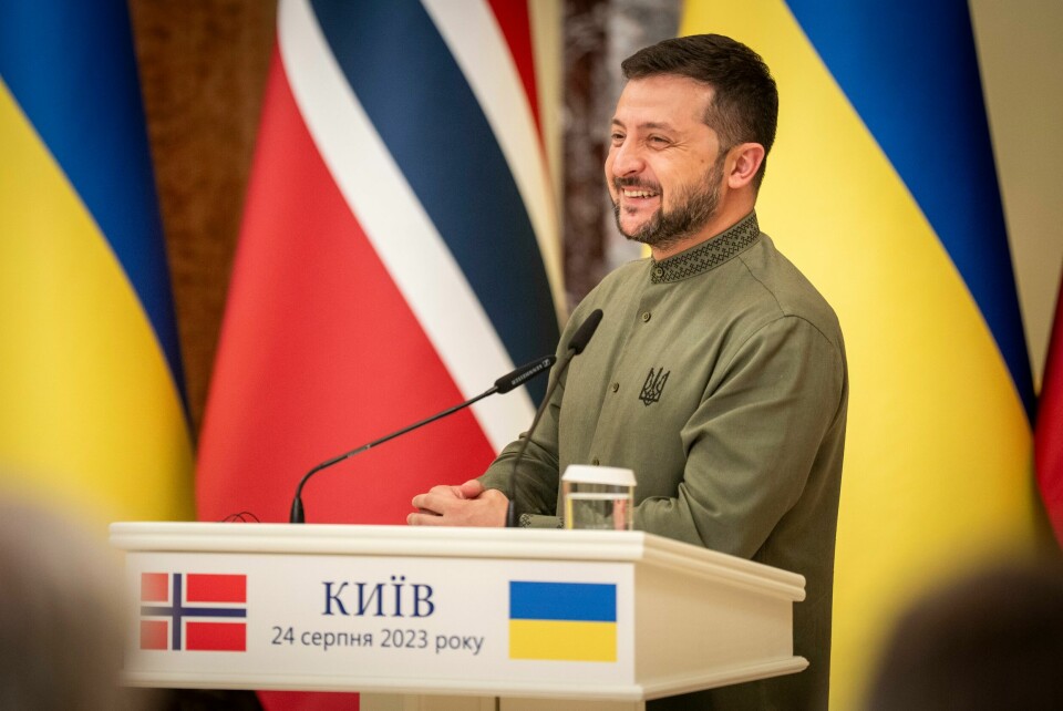 Vil Slovakia nekte å gi våpen til naboen Ukraina og president Volodymyr Zelenskyj? Det gjenstår å se. Ukrainas president Volodymyr Zelenskyj i godt humør under pressekonferansen med statsminister Jonas Gahr Støre i Kyiv torsdag. Foto: Heiko Junge / NTB