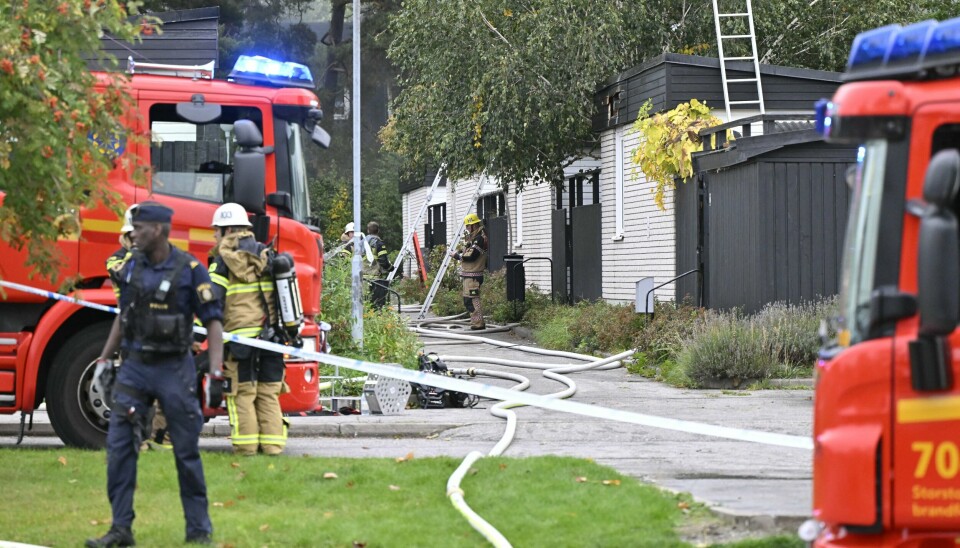 Natt til mandag denne uka førte en eksplosjon til store skader ved en bolig i Hässelby villastad nordvest i Stockholm. Det var den andre bomben som gikk av i Hässelby på bare én uke. Eksplosjonen førte til en kraftig brann. En rekkehusbolig ble totalskadd, mens fem andre fikk store skader i Hässelby villastad nordvest i Stockholm. Foto: Henrik Montgomery / TT / NTB
