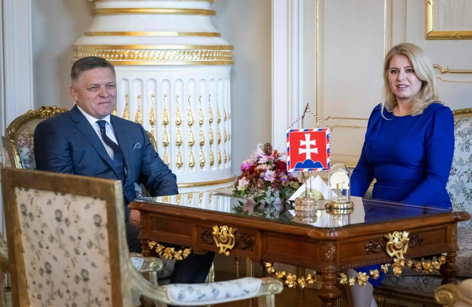 Robert Fico i møte med Slovakias president Zuzana Caputova i presidentboligen i Bratislava mandag. Slovak President Zuzana Caputova sits with the Chairman of Smer-Social Democracy party Robert Fico during a meeting to hand him the political mandate to start negotiations to form a new government at the Presidential Palace in Bratislava, Slovakia on October 2, 2023. Slovakia's president on October 2 tapped the leader of the left-wing populist Smer-SD party Robert Fico to form a new government in the NATO and European Union member nation. (Photo by VLADIMIR SIMICEK / AFP)