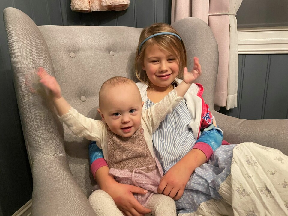 Molly er i dag en livsglad unge. Her med storesøster Stella. Mo