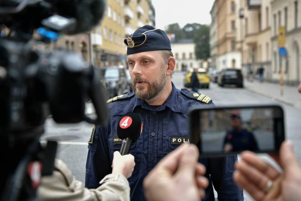 Svensk politi får mange spørsmål om hvordan de kan forhindre gjengvolden i landet. Her er det politiområdeleder Erik Åkerlund i Stockholm som uttaler seg om voldsbølgen. Svensk politi får mange spørsmål om hvordan de kan forhindre gjengvolden i landet. Her er det politiområdeleder Erik Åkerlund i Stockholm som uttaler seg om voldsbølgen.