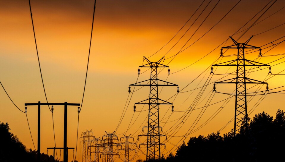 Strømmaster i desemberlys. Mykje regn og vind førte til negative straumprisar i Noreg heile førre veke, ifølgje Noregs vassdrags- og energidirektorat (NVE). Foto: Håkon Mosvold Larsen / NTB / NPK