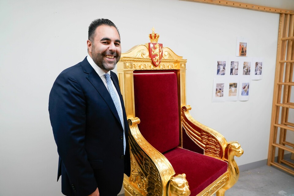 Stortingspresident Masud Gharahkhani med den nye tronstolen. Stortingspresident Masud Gharahkhani med den nye tronstolen. Foto: Terje Bendiksby / NTB / NPK