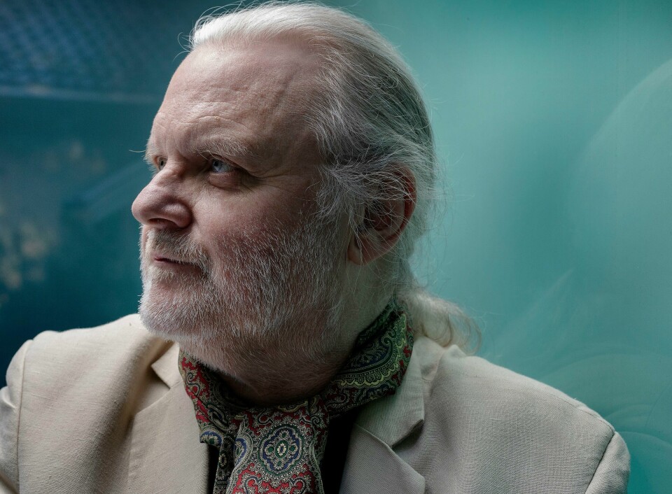 Det er bare å bøye seg i støvet for Jon Fosse, mener Dagsavisen om årets Nobelpris i Litteratur. jf