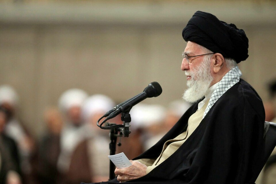 Den siste tiden skal myndighetene i Iran i større grad ha aksjonert mot kvinner og jenter som bryter de strenge islamske kleskodene. Her et bilde av Irans øverste leder, ayatolla Ali Khamenei. Den siste tiden skal myndighetene i Iran i større grad ha aksjonert mot kvinner og jenter som bryter de strenge islamske kleskodene. Her et bilde av Irans øverste leder, ayatolla Ali Khamenei.