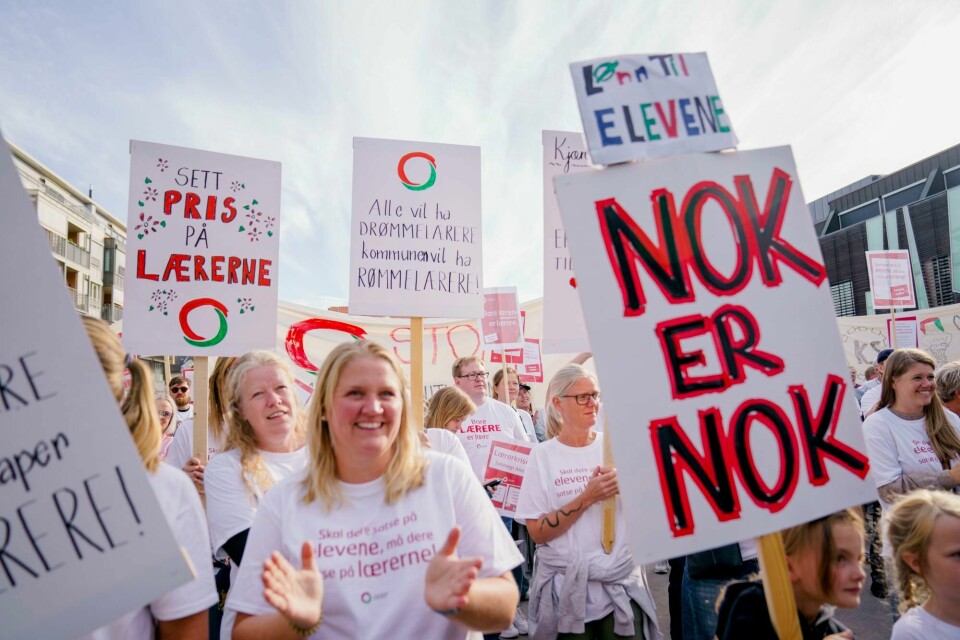 Regjeringer har gang på gang blandet seg direkte inn i utfallet av lønnsforhandlinger for lærere og sykepleiere ved å vedta tvungen lønnsnemnd, skriver Odd Juven. Bildet er fra lærerstreiken i fjor. Lærerstreik 2022