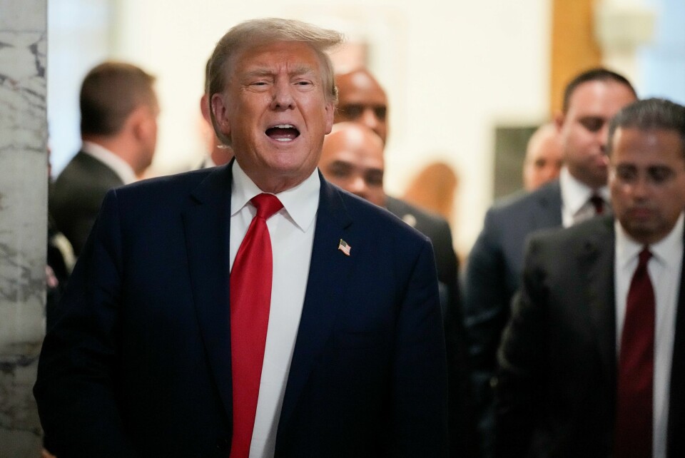 USAs ekspresident Donald Trump. Tidligere president Donald Trump på vei ut av retten i New York tirsdag. Tiden vil vise om han overholder dommerens pålegg om å dempe seg i sosiale medier. Foto: Seth Wenig / AP / NTB