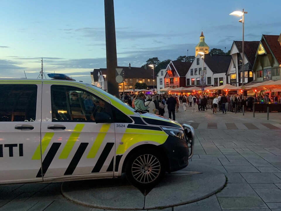 Travel natt til søndag for politiet, der flere personer måtte bortvises fra området rundt Vågen etter fyll og bråk. Illustrasjonsfoto. Illustrasjonsfoto, politi i Vågen i Stavanger. Skagenkaien.