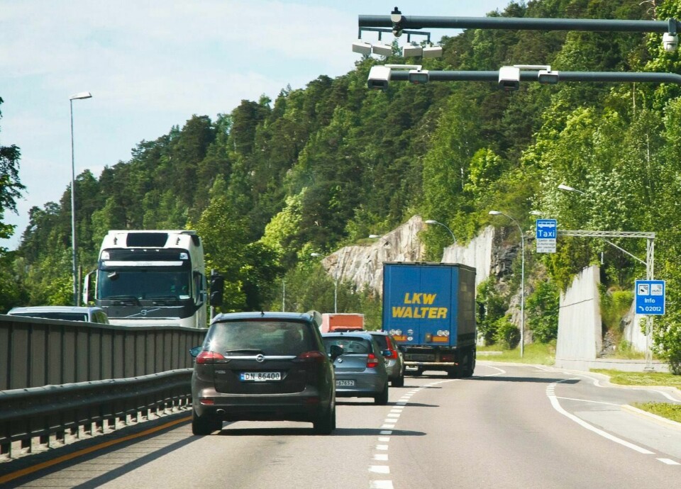 Å legge opp til tofeltsvei med midtrekkverk og forbikjøringsfelt gir store arealbesparelser og andre miljøforbedringer, sammenlignet med bygging av firefeltsvei, skriver Pernille Bonnevie Hansen. Bildet er fra E18 Mosseveien ved Bekkelaget i Oslo. Vei med midtdeler