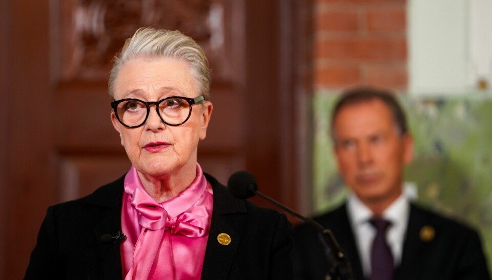Lederen for nobelkomiteen Berit Reiss-Andersen forteller hvem som får fredsprisen for 2023. Lederen for nobels fredpris Berit Reiss-Andersen forteller hvem som får fredsprisen for 2023.