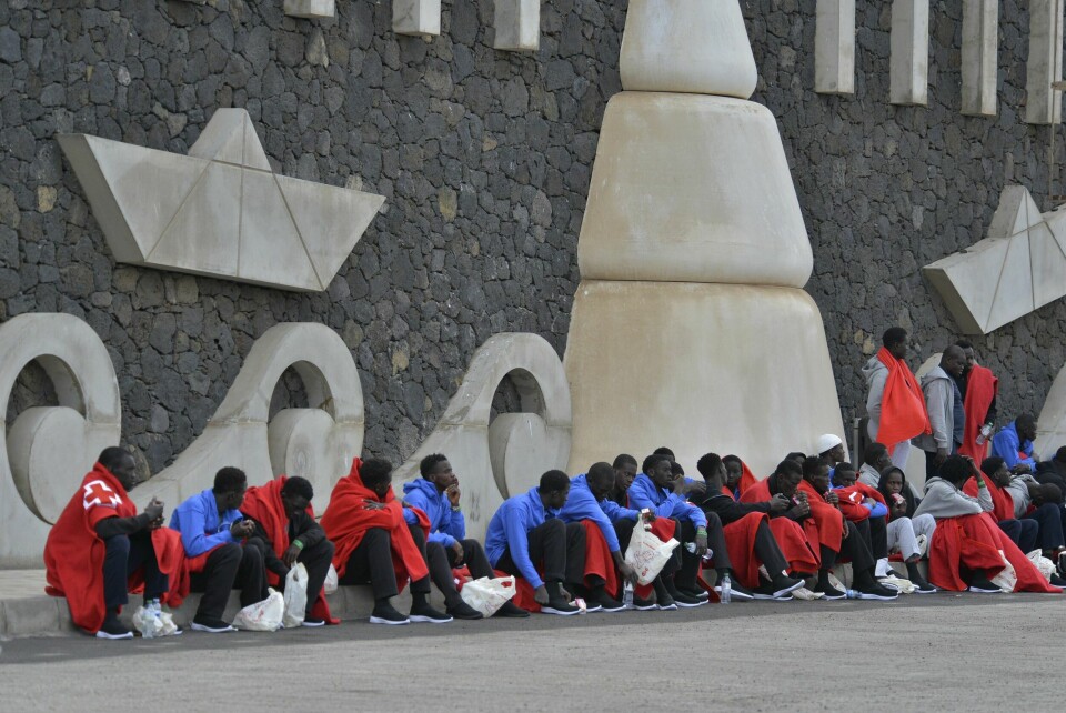 Migranter har fått utdelt tepper ved havnen i La Restinga på El Hierro. Den siste uka er godt over 1000 migranter og flyktninger kommet i båt til den lille kanariøya med rundt 11.000 innbyggere. Migranter har fått utdelt tepper ved havnen i La Restinga på El Hierro onsdag. Den siste uka er 1200 migranter og flyktninger kommet i båt til den lille kanariøya med rundt 11.000 innbyggere. Foto: Europa Press via AP / NTB
