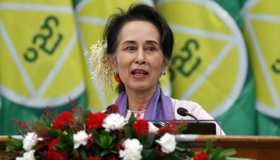 Aung San Suu Kyi holder en tale i hjemlandet i januar 2020. Nå holdes hun innesperret – trolig i husarrest – og får ikke ha kontakt med omverdenen. Siden militærkuppet har over 700.000 flyktet fra landet. – Myanmar er et land på randen av anarki. Når skal verdenssamfunnet våkne, spør Kjell Magne Bondevik. Myanmar Aung San Suu Kyi