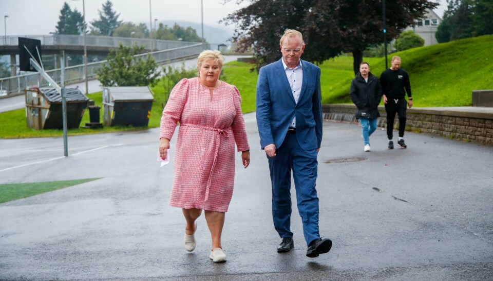 Høyre-leder Erna Solberg og hennes mann Sindre Finnes på valgdagen 11. september. Den nye oversikten over aksjehandlene til Sindre Finnes viser at han handlet for over 13 millioner kroner i selskaper med saker som kunne havne på konas bord mens hun var statsminister. Foto: Tuva Åserud / NTB Høyre-leder Erna Solberg ankom Skjold skole i Bergen sammen med mannen Sindre Finnes mandag formiddag for å avlegge sin stemme i kommunevalget. Foto: Tuva Åserud / NTB