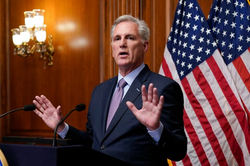 Republikaneren Kevin McCarthy vil angivelig gi seg som kongressmann før hans periode er over, ifølge to kilder til Politico. McCarthy ble tidligere denne uka avsatt som speaker i Representantenes hus. Det har aldri skjedd før i amerikansk historie. Republikaneren Kevin McCarhty vil angivelig gi seg som kongressmann før hans periode er over, ifølge to kilder til Politico. McCarthy ble tidligere denne uka avsatt som speaker i Representantenes hus. Det har aldri skjedd før i amerikansk historie. Foto: J. Scott Applewhite / AP / NTB