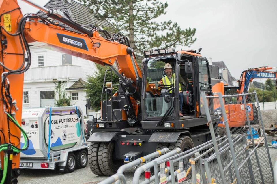 Stavanger kommune har investert i en elektrisk gravemaskin og to Elcharge-batterier (til venstre på bildet). Stavanger kommune har investert i en elektrisk gravemaskin.