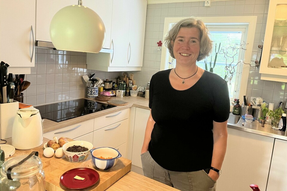 På Erika Nestengs kjøkken er det restemat som rår. På benken står ingredienser til dagens lunsj: Gulrøtter, poteter, linser og purre fra tidligere middager, samt egg fra litt borti svingen. På Erika Nestengs kjøkken er det restemat som rår.