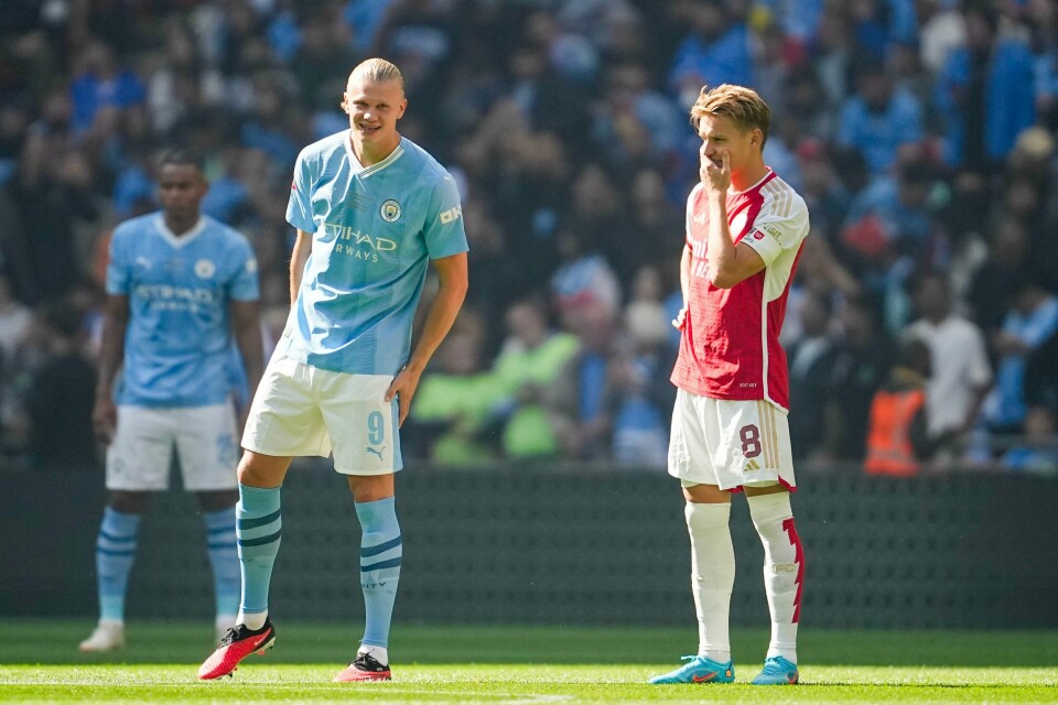 Erling Braut Haaland og Martin Ødegaard vil ventelig kjempe om ligatittelen i England. På søndag møtes Martin Ødegaard og Erling Braut Haaland i toppkampen på Emirates.