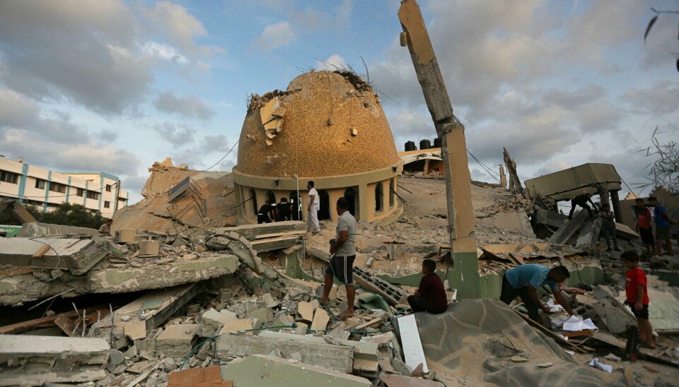 En ødelagt moské i Gazastripen. En moske i byen Khan Younis ble lagt i ruiner i et israelsk flyangrep. Foto. Yousef Masoud / AP / NTB