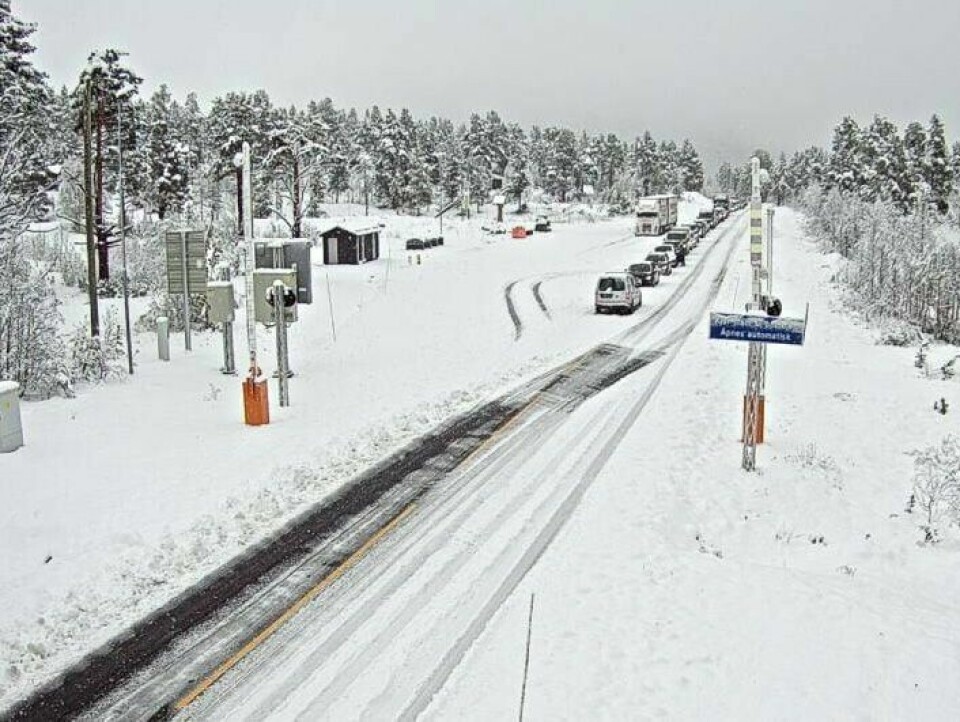 Kø og snødekke på riksvei 15 ved Billingen i Skjåk, i samme område som ulykken skjedde fredag ettermiddag. F Kø og snødekke på riksvei 15 ved Billingen i Skjåk, i samme område som ulykken skjedde fredag ettermiddag. Foto: Statens vegvesen / NTB
