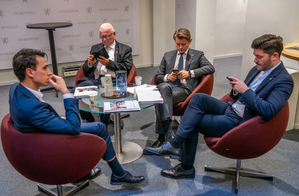 Mobilpause for kontrollkomiteens medlemmer Carl I. Hagen (Frp), Peter Frølich (H) og Grunde Almeland (V) under den åpne høringen om masseskytingen 25. juni 2022. Grunde Almeland.