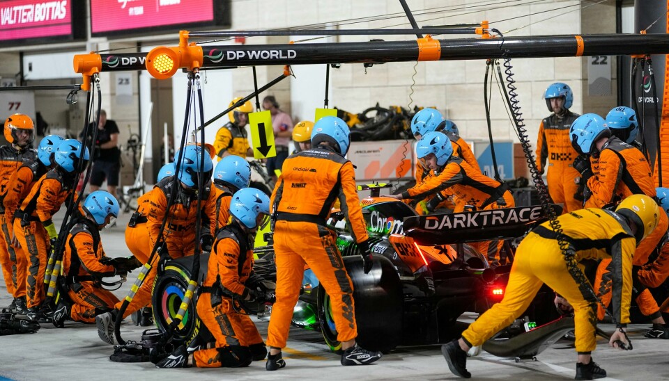 McLarens mekanikere byttet fire dekk på bare 1,80 sekunder under Qatars Grand Prix søndag. McLarens mekanikere byttet fire dekk på bare 1,80 sekunder under Qatars Grand Prix søndag. Foto: Ariel Schalit, Pool / AP / NTB