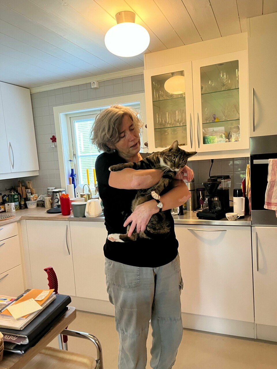 Den kjælne og litt rampete hankatten Borat holder ofte Erika Nesteng med selskap på kjøkkenet, der hun liker å tilbringe tid og kreere nye oppskrifter. – Måltidene er alltid et høydepunkt i løpet av dagen. Den kjælne og litt rampete hankatten Borat holder ofte Erika Nesteng selskap på kjøkkenet.