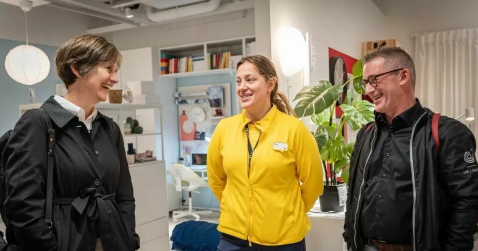 FORNØYDE: Ikea-ansatt Stine Grovassbakk (i midten) og HK-leder Christopher Beckham (t.h.) er fornøyde med at statsråden vil gå gjennom reglene. FORNØYDE: Ikea-ansatt Stine Grovassbakk (i midten) og HK-leder Christopher Beckham (t.h.) er fornøyde med at statsråden vil gå gjennom reglene.