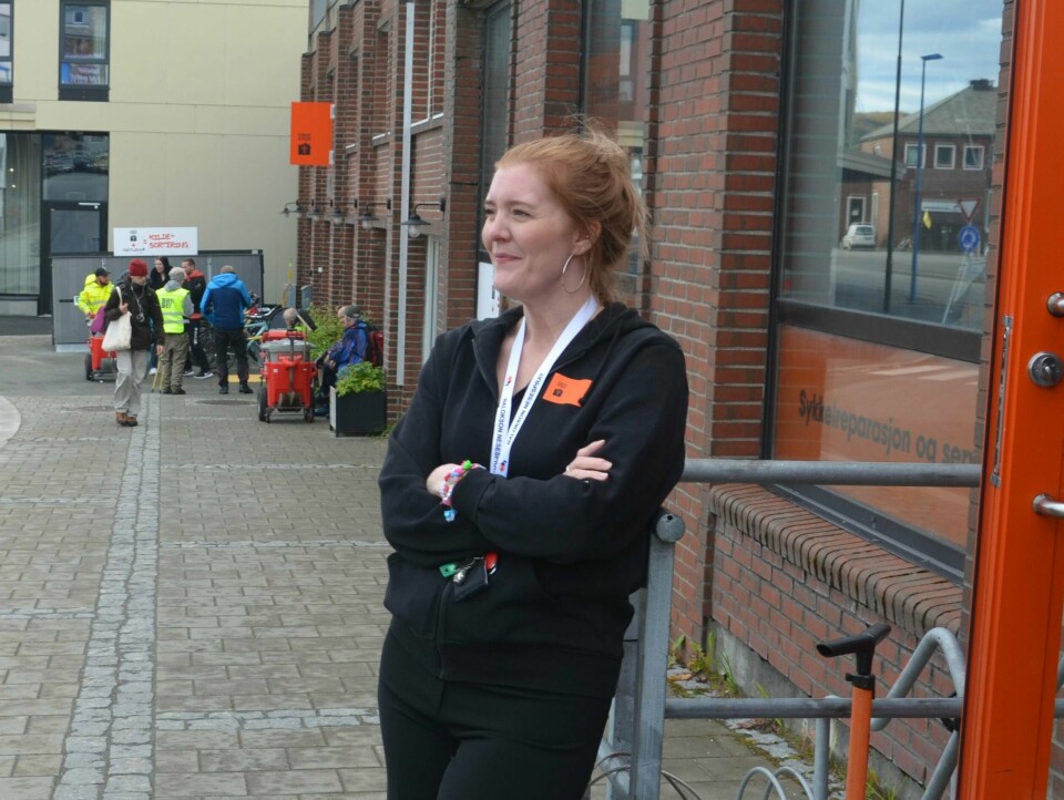 Ine Irene Korsnes-Nergård, sosionom hos Kirkens Bymisjon i Bodø, sier behovet for matutlevering i byen har økt fra 80 til 800 siden 2020. Ine Irene Korsnes-Nergård, sosionom hos Kirkens Bymisjon i Bodø. I samtale med en av gjestene på kafeen og frivilligkoordinator Roy Nilsen (t.h).