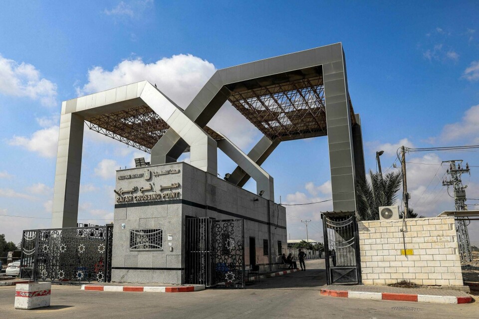Grenseovergangen Rafah mellom Egypt og den sørlige delen av Gazastripen. This picture taken on August 27, 2023 shows a view of the entrance of the Rafah border crossing with Egypt in the southern Gaza Strip. When the Palestinian government inaugurated its first airport with US president Bill Clinton in attendance, it was a symbol of the hopes for independence and peace created by the 1993 Oslo accords. But three decades later, the airport in Gaza lies in tatters, along with Palestinian hopes for an independent state. (Photo by SAID KHATIB / AFP)