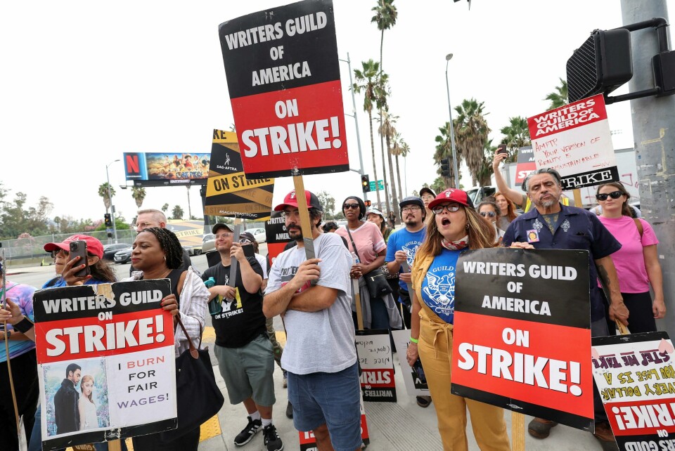 Writers Guild of America (WGA) har demonstrert utenfor blant annet Netflix-studioene i Los Angeles. Nå er streiken over. streik