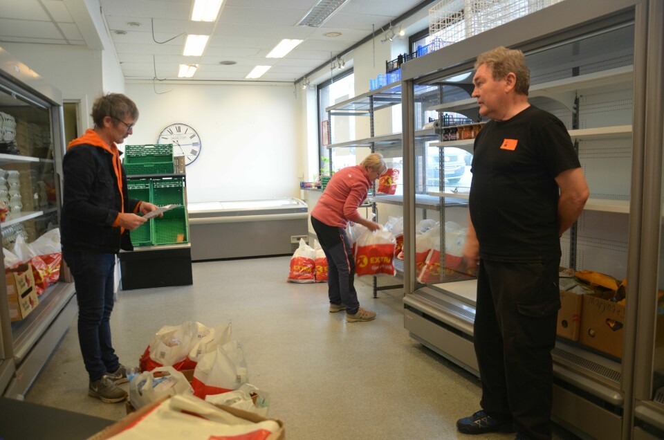 Frivillige for Kirkens Bymisjon pakker mat i poser, og kjører ut til behovstrengende. Her er Tormod Hveding og Roy Nilsen fra et besøk Dagsavisen gjorde i fjor høst. Tormod Hveding og Roy Nilsen, frivillige for Kirkens bymisjon.