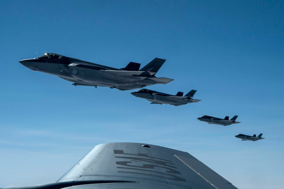 Noen vil kanskje spørre om vi har råd til et fredsdepartement. Mitt svar er at Norge kjøper 52 kampfly til 1,74 milliarder per fly, skriver Henning Jon Grini. Bildet viser Forsvarets nye F-35 jagerfly under en øvelse i juni. Forsvarets jagerfly F-35