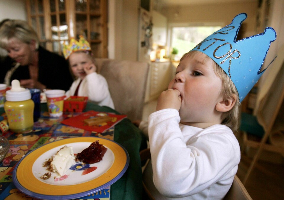 Bursdagsgutt som får være konge i barnehagen for en dag. (Illustrasjonsbilde). Barnebursdag