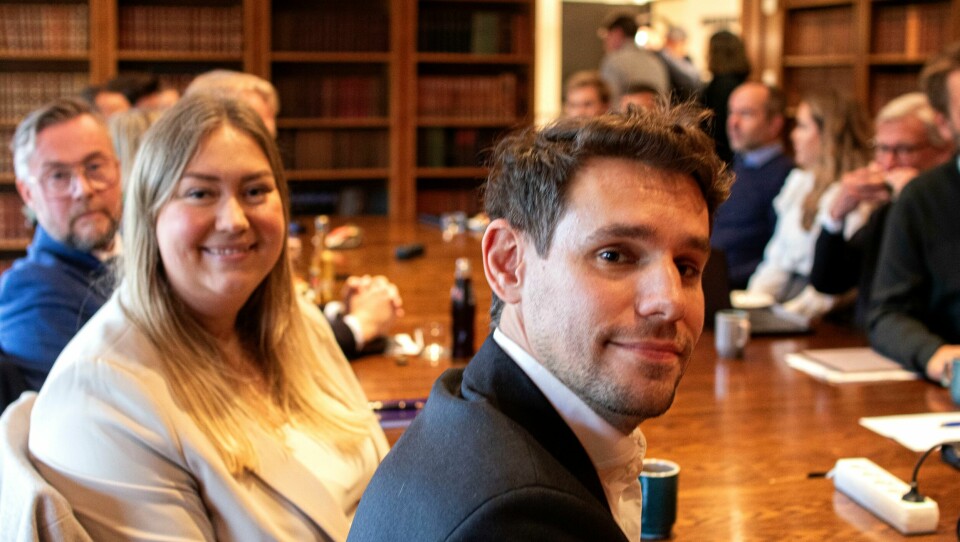 Fremskrittspartiets delegasjon. Bak, fra venstre: Andreas Meeg-Bentzen. Deretter Julianne Ofstad og Magnus Birkelund. Ved forhandlingsbordet