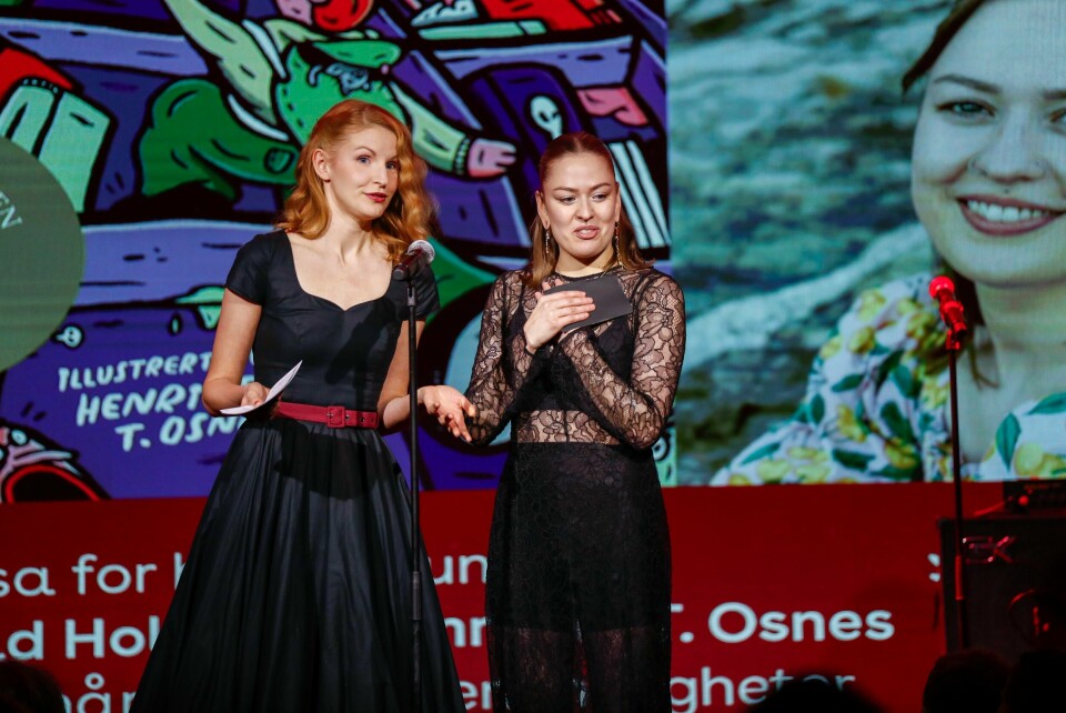 Ragnhild Holmås og Henriette T. Osnes får Brageprisen i kategorien sakprosa for barn og unge, for «Ordenes hårreisende hemmeligheter» under utdelingen av Brageprisen 2023 på Vulkan Arena i Oslo. Ragnhild Holmås og Henriette T. Osnes får Brageprisen i kategorien sakprosa for barn og unge, for «Ordenes hårreisende hemmeligheter» under utdelingen av Brageprisen 2023 på Vulkan Arena i Oslo. Foto: Frederik Ringnes / NTB