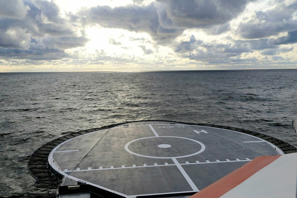 Den finske kystvaktens skip Turva nær stedet der gassrørledningen Balticconnector skal være ødelagt. In this picture provided by The Finnish Border Guard, Finnish Border Guard's offshore vessel Turva on patrol at sea, Tuesday, Oct. 10, 2023 near the place where damaged Balticconnector gas pipeline is pinpointed at the Gulf of Finland. Finnish and Estonian gas system operators on Sunday said they noted an unusual drop in pressure in the Balticconnector pipeline after which they shut down the gas flow. The Finnish government on Tuesday said there was damage both to the gas pipeline and to a telecommunications cable between the two NATO countries. (Finnish Border Guard/Lehtikuva via AP)