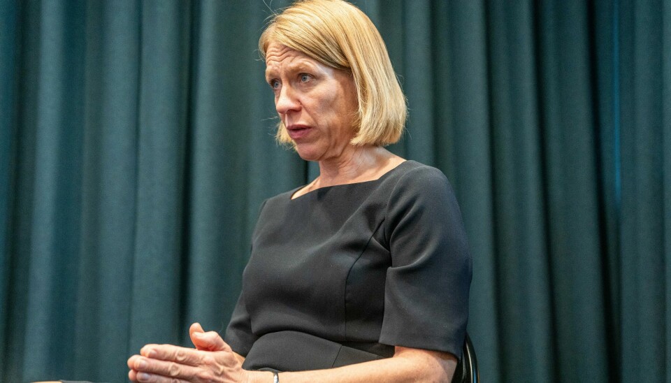 Utenriksminister Anniken Huitfeldts jobb henger i en tynn tråd, ifølge flere medier. Utenriksminister Anniken Huitfeldt etter pressekonferansen i forbindelse med at hennes ektemann har handlet aksjer i norske, børsnoterte selskaper mens hun har vært utenriksminister. Foto: Annika Byrde / NTB